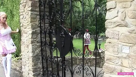 Sarışın kaltak ve esmer ikizlerle grup seks kostümlü sikiş