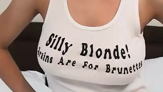 Küçük amını becermeden önce en sevdiği pembe yapay penis yalamayı seviyor