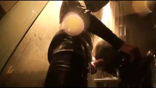 Lateks duştan sonra - penisi temizlemek