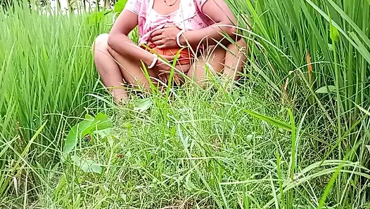 🌾Hintçe ses pirinç yenge amcık yemeye gidiyor parmaklarıyla seks yapıyor