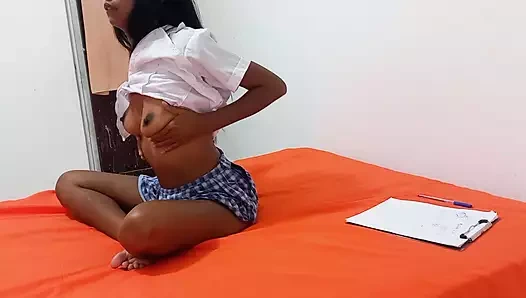 Kolombiya'nın en seksi egzotik öğrencisi mini etekle gösteriş yapıyor