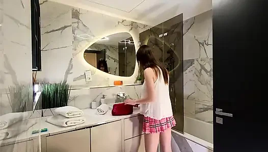 Kısa etekli ve külotlu uzun bacaklı inek üniversiteli kız banyoda gösteriş yapıyor