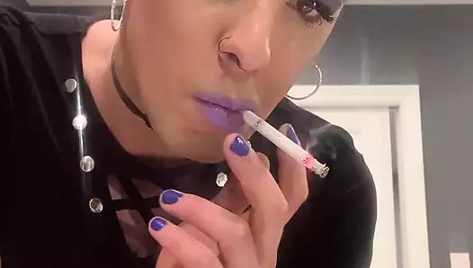 Yeşil saçlı sigara içen kadın makyajlı