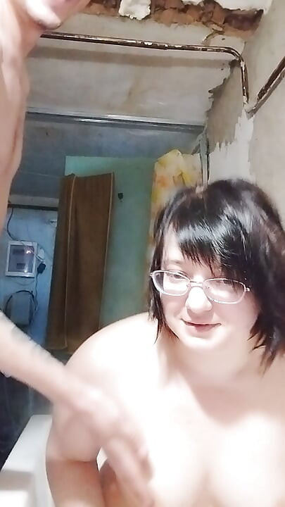 Büyük memeli tombul orta yaşlı seksi kadın banyoda işedi