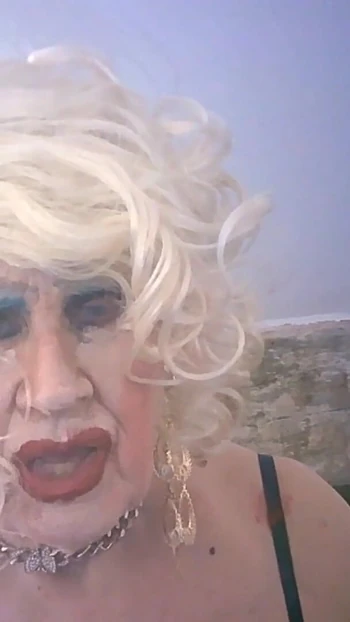 Знаковый момент из "Грязная старая шалавистая барменша, Сара шлюшка, курит для тебя, чтобы дрочить и писать"