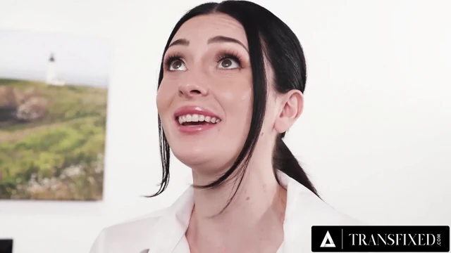 Transfixed - Victoria Grant ve Charlotte Sins iş arkadaşı için kedi dövüşü trans anal üçlü sekse dönüşüyor