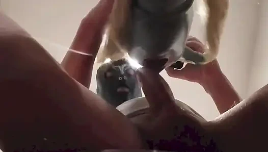 Sarı iki kuyruklu MILF, ağzında boşalma olan bir penisi emiyor