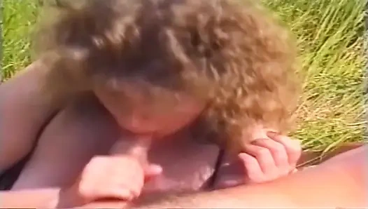 Azgın esmer hatunla açık havada vahşi seks parmaklıyor ve sikişiyor