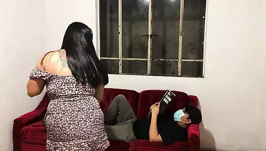 EV ÇALıŞANı BIR MINI KUAFÖRE GELDI, ÇÖPLERI ALMAK ZORUNDA KALDı VE ORADAN ALMAKTAN KENDIMI ALAMADıM