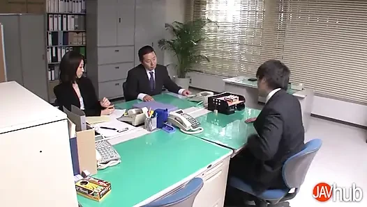 Kelepçeli Mitsuki sürtük gibi sikiliyor ve dölleniyor