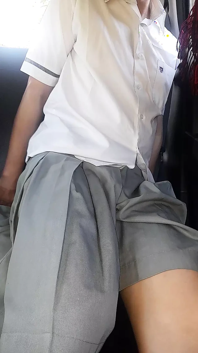 Азиатский кроссдрессер со спермой в серой униформе школьницы