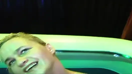 Yağlı grup seks sürtükler havuzda grup sekste genişliyor