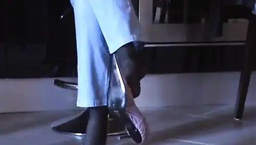 Siyah külotlu çoraplı ve pembe pompalı ayakkabı oyunu