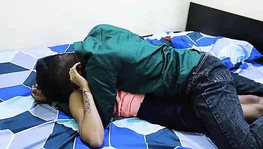 HINTLI DESI GENÇ KıZ ANNESI EVDE YOKKEN ODASıNDA SIKILIYOR, SERT SEKS