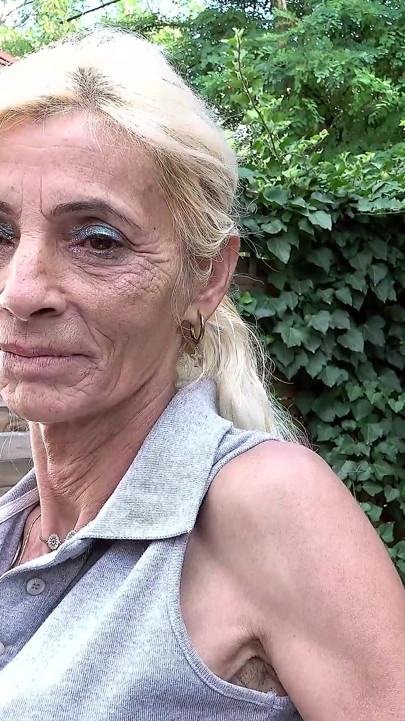 Sıska nine tüm deliklerini gösteriyor