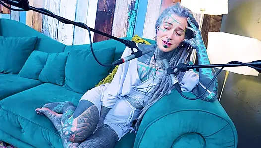 S hakkında konuşuyorum - utanç - asmr podcast sfw konuşuyor gotik sıska kız dreadlocks dövmeli model dövmeli kız