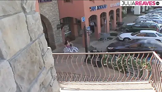 Uzun siyah bir yarak pirsingli amına kaydıkça seksi kız eğleniyor