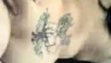Tombul dövmeli anal sürtük