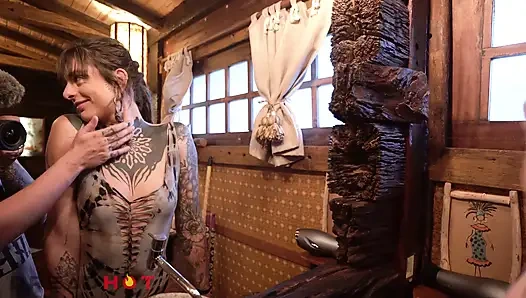 Sakso istedi! Dövmeli ateşli kız büyük yarak emiyor