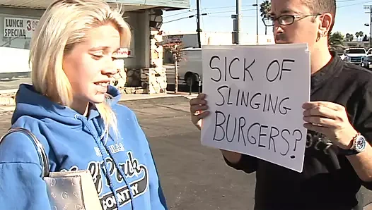 Sarışın sürtük öpücük alır rammed tarafından iki büyük yarak içinde ona göt