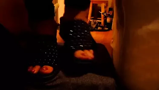 parmak arası terlik kullanarak kızlar evinde vahşi horoz aşk