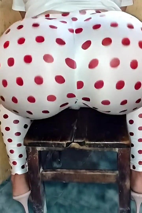 Noktalı beyaz tayt poposu