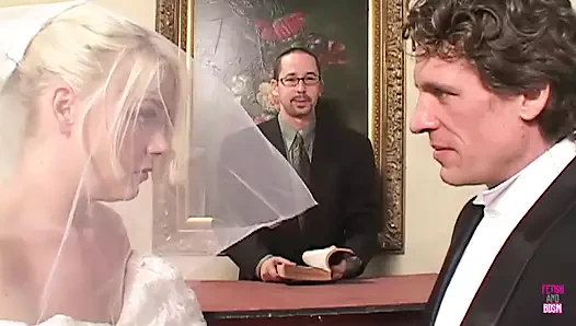 Aldatılan koca evlendikten sonra sarışın ateşli karısı için çifte penetrasyonlu anal üçlü seks yapıyor