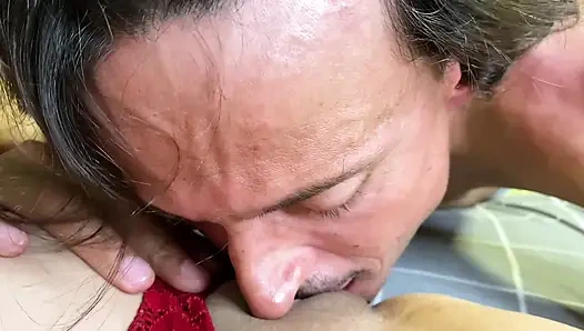 Genç evli kızın amını emiyor ve ağzıma boşaltıyor!