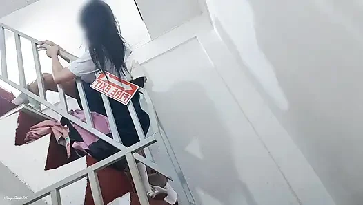 Yangın çıkışı halka açık açık havada seks, profesör öğrenciyi domaltarak sikiyor