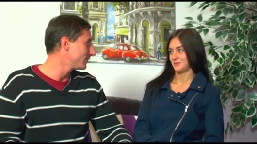 Seksi minyon hatun ağzında amında olgun yarağı seviyor