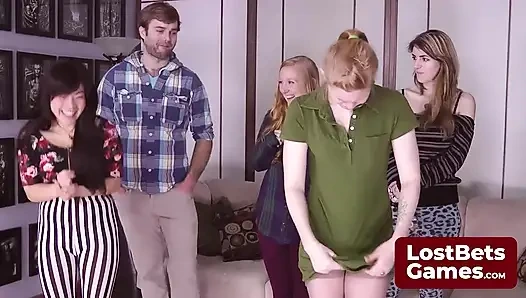 Striptiz Rock Kağıt Makas oyunu esnekliği sergiliyor