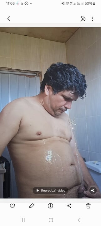 Verdiğim sikişin sidikini yüzüme sıçratıyorum