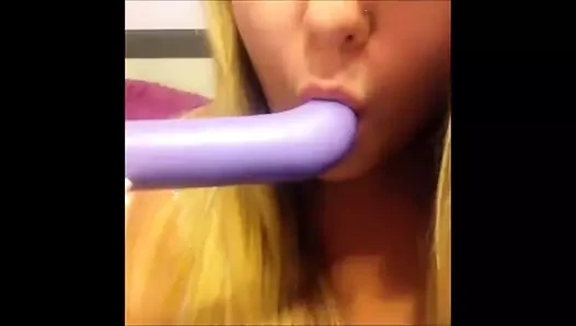 Kolej kız oyuncaklar ile eğlenir