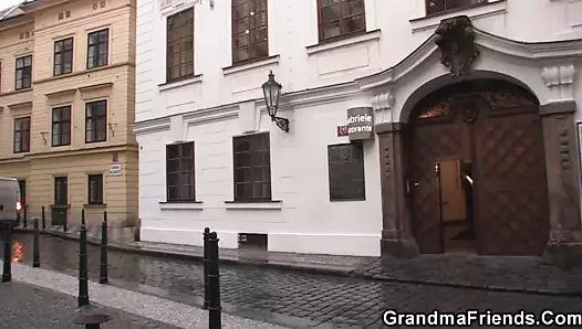 Seksi büyükanne ile iç çamaşırı porno film filme