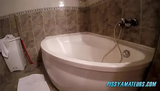 İri güzel kadın küvette işiyor
