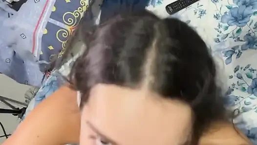 Yumuşak emmek ve damarlı penisin ağızda sertleştiğini hissetmek - Yüz boşalması bölüm 2, VIP'te mevcut.