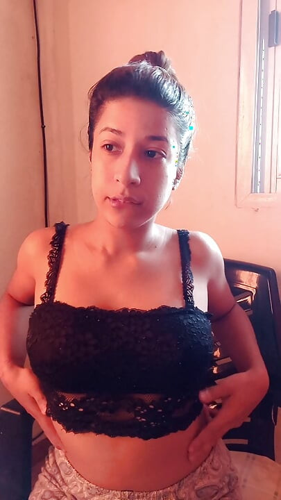Azgın kendine dokunurken ve bana iç çamaşırını gösterirken video çekiyor