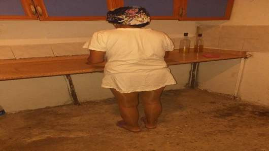 Gerçek kır evinde olgun çorap fetiş