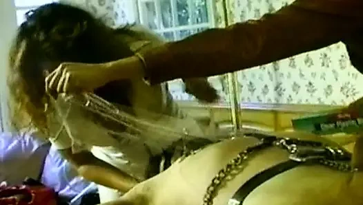 Adam bağlanıyor ve kadın egemenliği kızları tarafından cezalandırılıyor