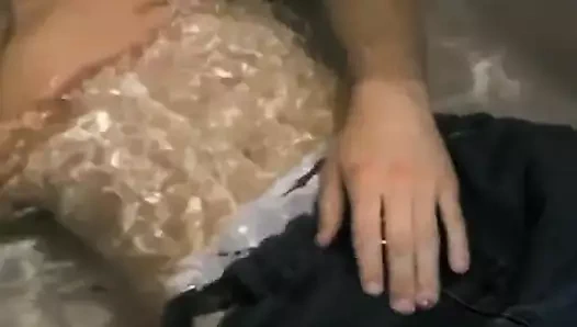 Genç sigara içen yeni yıkanmış vücut solo üzerinde jizz başlattı