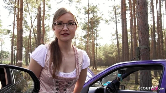 Minyon Alman gözlüklü kız tinyemily araba arızasıyla ilgili yardım için yabancıyla sikişiyor