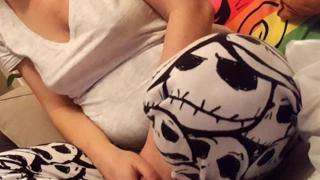 Braless gf'nin büyük, dik meme uçları