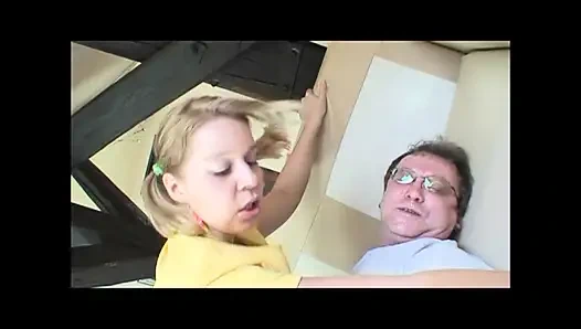 Şişman olgun güzel genç sarışınla sikişiyor ve kıllı amına boşalıyor