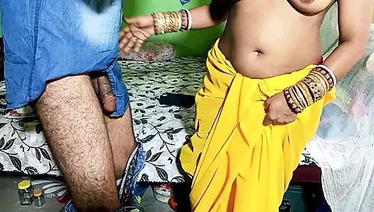 Pati Fauj me Bhabhi Ji Mauj Me - Postman Ke Sath Chudai