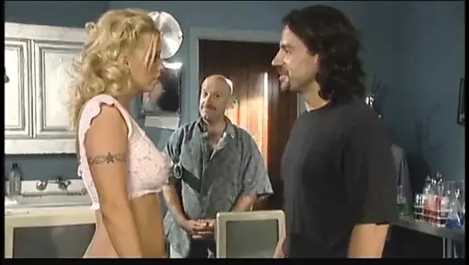 Büyük memeli sarışın büyük sert yarağa biniyor