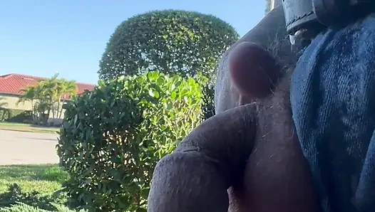 Garaj yolunda penisimi teşhir ediyor