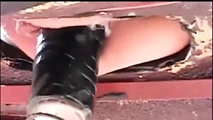 Garaj yolunda çim biçme makinesi