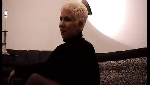 Seksi Alman sarışın oyuncaklarla oynuyor ve azgın çifti sikiyor
