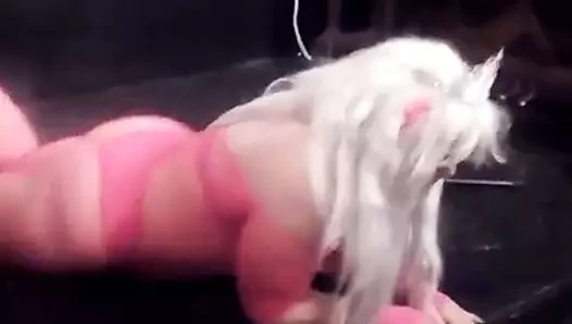 Eminem parodi seksi sarışın bebek müzik performansı