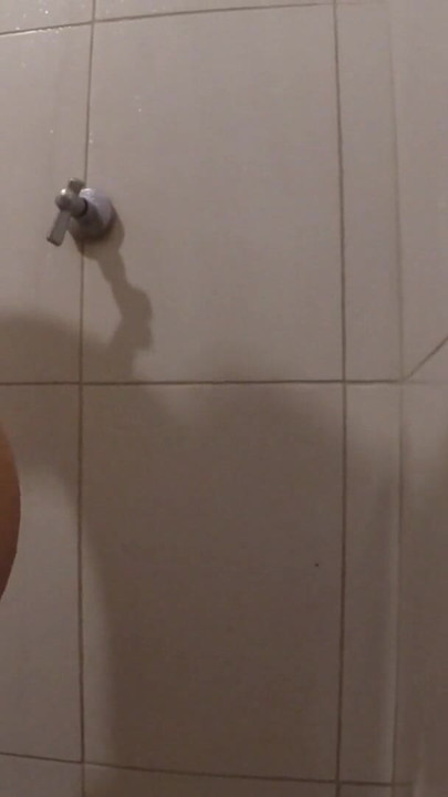 Oda arkadaşım banyo yaparken kapıyı kapatmayı unutmuş, ben de kaydetmeye karar verdim. | Klip 1